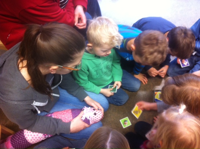 Kinder spielen Memory